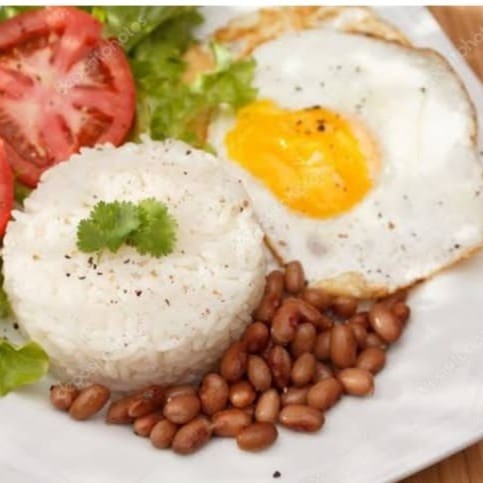 Delicie-se com o nosso suculento Ovo Estalado acompanhado por um delicioso bycon, arroz, feijão cremoso e macarrão al dente. Para dar aquele toque especial, acrescentamos uma crocante farofa e um toque de frescor com alface e tomate. Nossa combinação única de sabores e texturas é garantia de uma refeição completa e saborosa que vai conquistar o seu paladar. Experimente agora!
