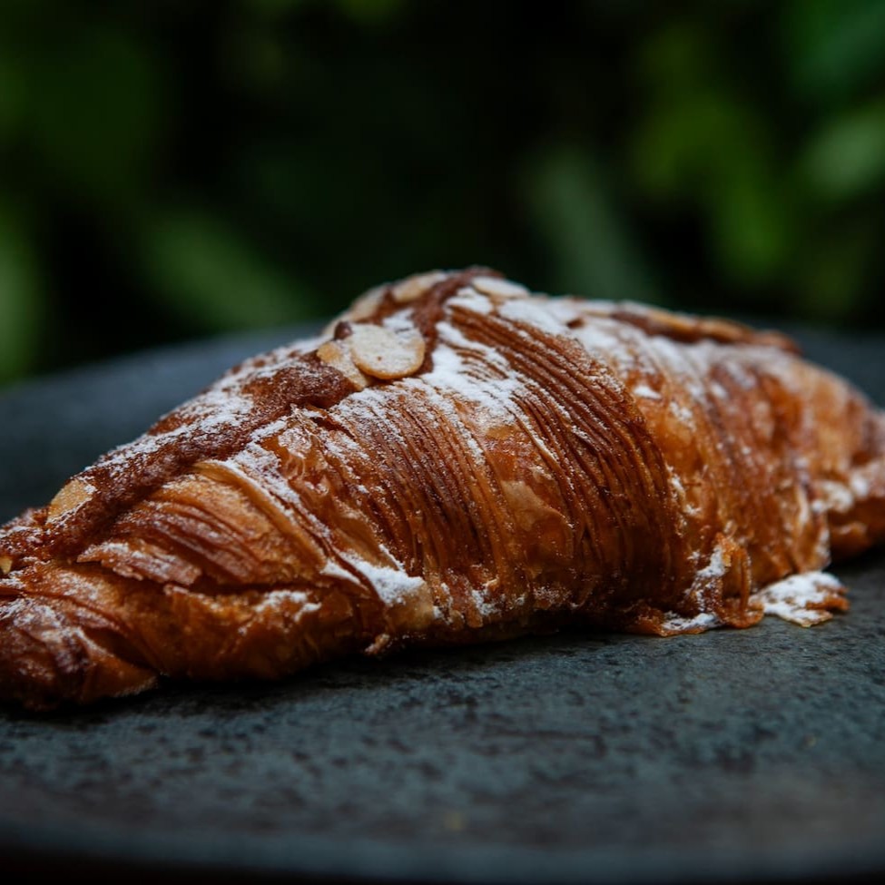Croissant recheado com creme de amêndoas, e finalizado com amêndoas fatiadas.