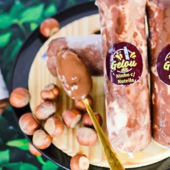 Base de Ninho coberta com creme de Nutella.