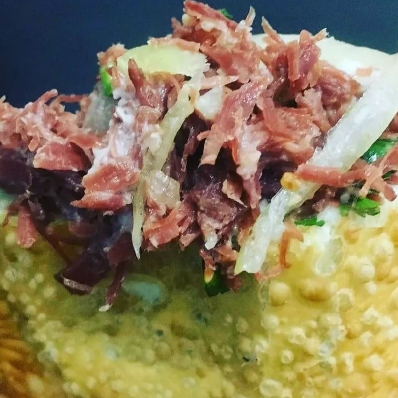 Carne seca desfiada com cebola