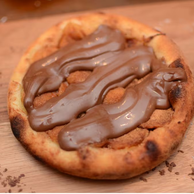 Banana, açúcar, canela e chocolate ao leite.