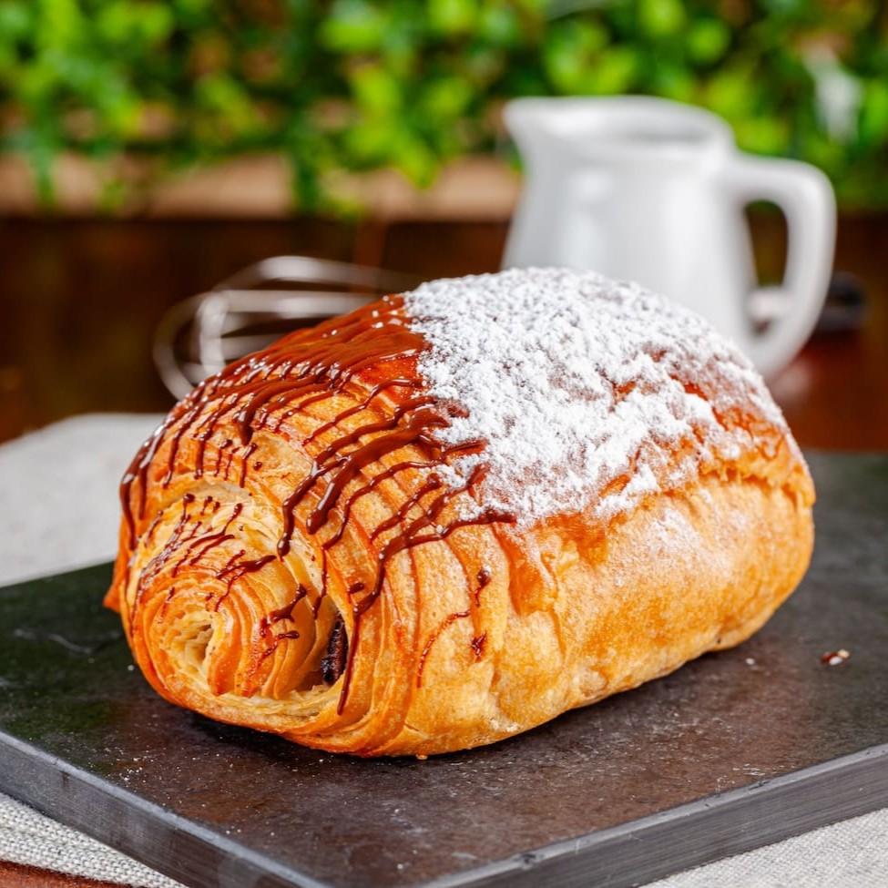 Nossa tradicional massa de croissant recheada com duas unidades de deliciosos bastões de chocolate belga.