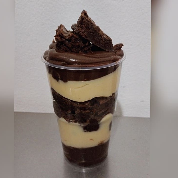 Copo Composto por Brigadeiro 50% + Brigadeiro de leite Ninho Super Cremoso + Brownie.