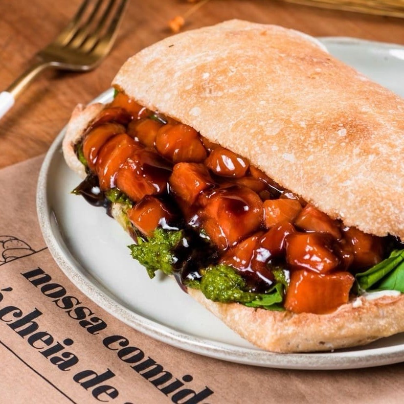 Sanduíche Farro Filadélfia, suco de laranja ou matte carioca (350ml) e uma banoffe para fechar com um doce clássico.