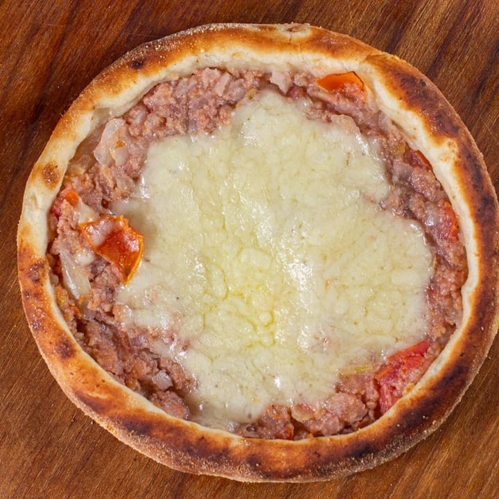 Carne, tomate, cebola,limão e mussarela