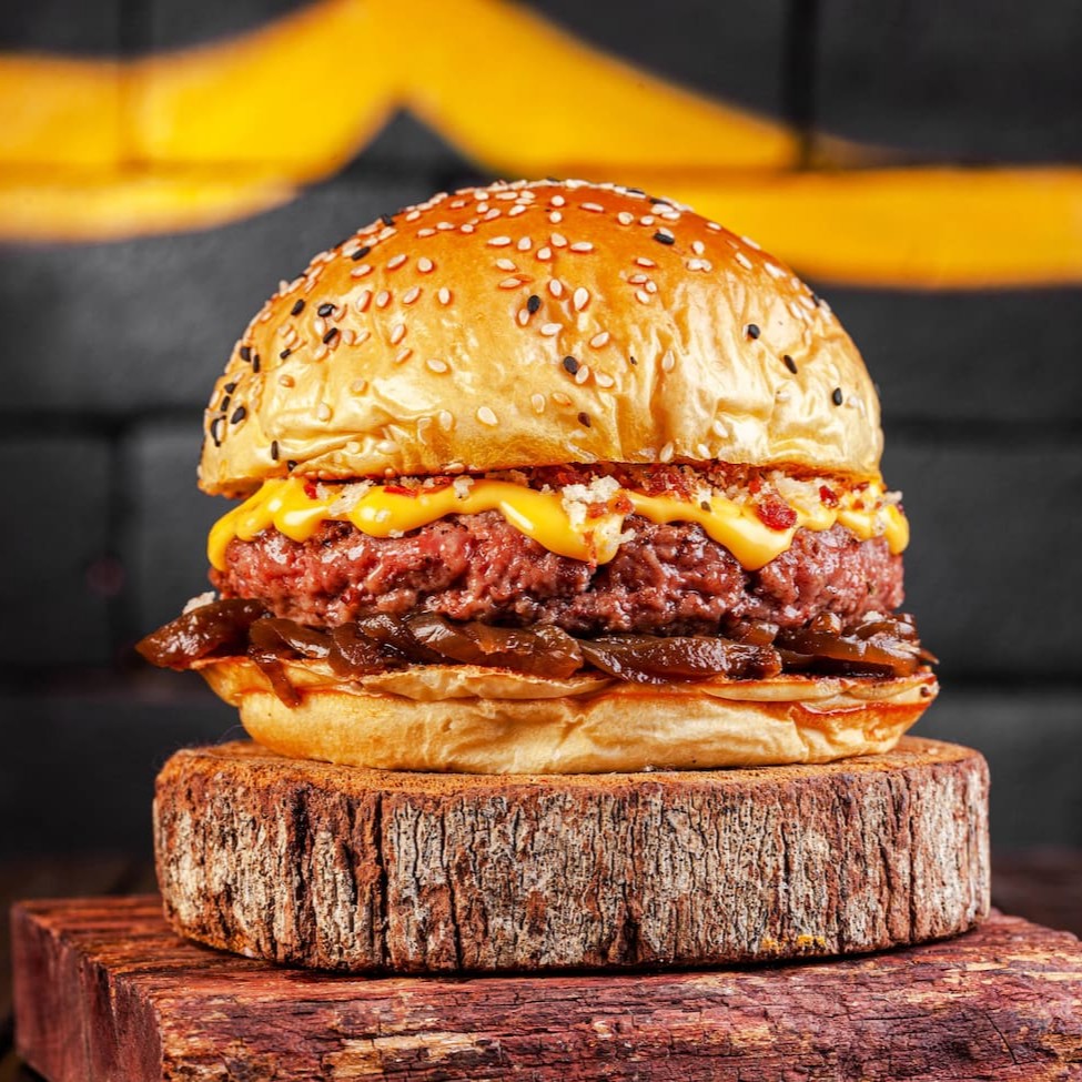 O Rei da Fire House!! Pão brioche macio com gergelim, burger Angus 160g, cheddar cremoso da casa, farofa de bacon e cebola caramelizada. Crocante, suculento e viciante.