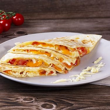 Delicie-se com quatro Quesadillas Tradicionais, artisticamente dobradas em uma encantadora meia-lua. Cada quesadilla é recheada generosamente com a suavidade da mussarela derretida, conferindo uma textura irresistivelmente macia. Incrementamos com a robustez do queijo cheddar, que se harmoniza perfeitamente com a mussarela, oferecendo um sabor intenso e marcante. Para finalizar, incorporamos tomate fresco, que adiciona um toque de frescor e leveza ao prato, equilibrando os sabores. Esta combinação surpreendente irá encantar até os paladares mais exigentes! Acompanha cortesia: um delicioso molho salsa de 140 ml.