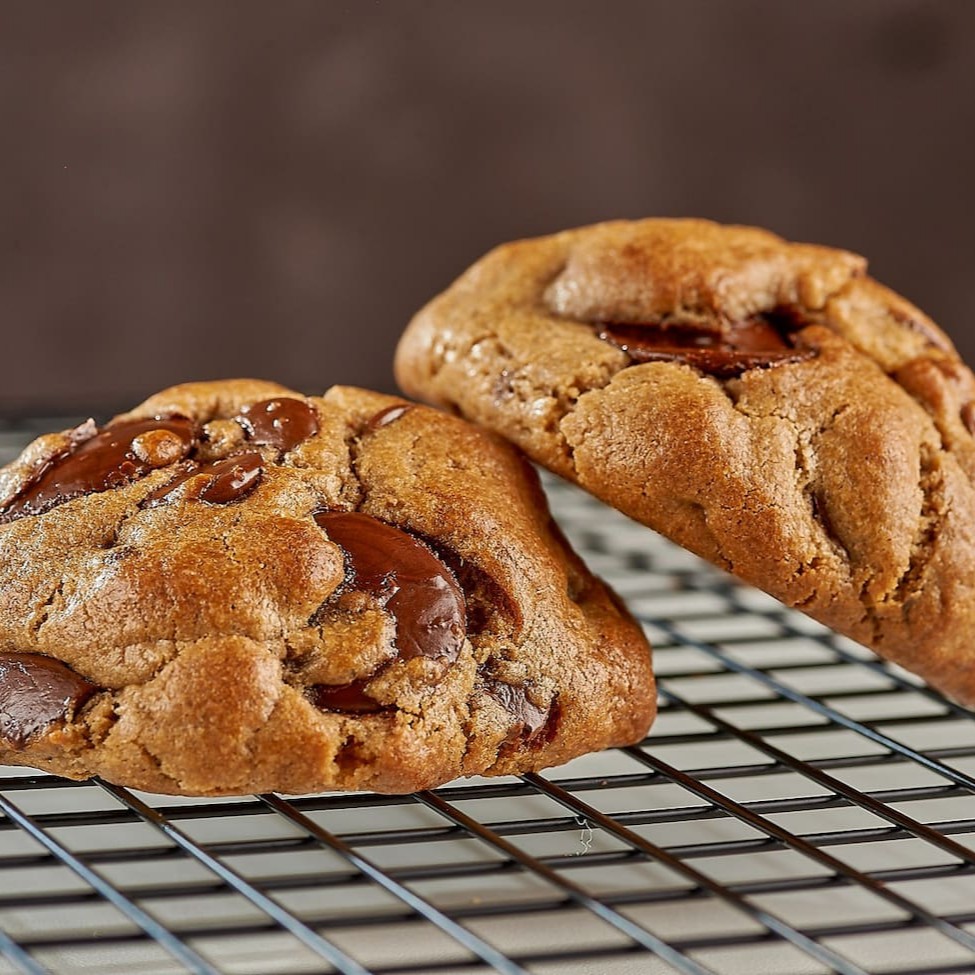 O tradicional, a massa que originou nossas delícias. Feito com extrato de baunilha! Cookie com cara de cookie! Macio por dentro e com casquinha por fora, no padrão Muscle Cookies de qualidade.