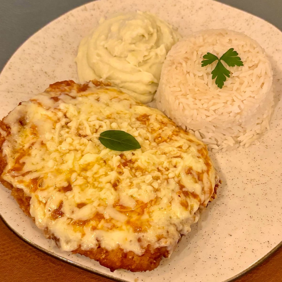 Filé Mignon com Queijo, molho de Tomate e Manjericao, Arroz e Purê de Batata
