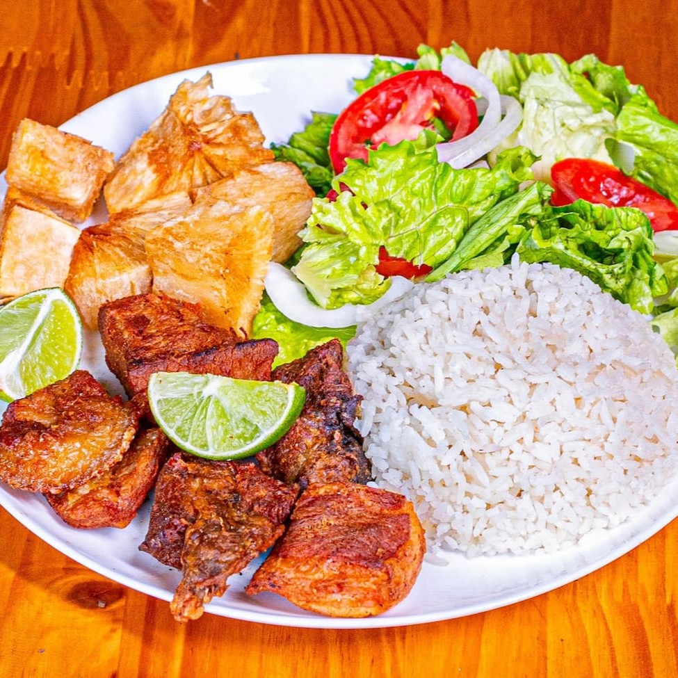 Marmita executiva acompanha: arroz branco, feijão preto, farofa, batata frita e salada de alface com tomate e cebola.