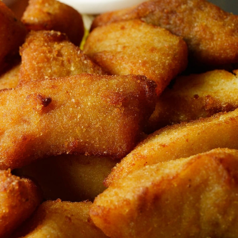Saborosos cubos de tilápia. Escolha o modo de preparo, grelhado ou à milanesa