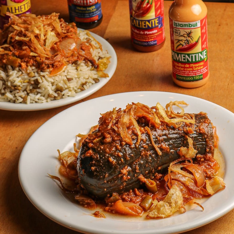 Meia porção de arroz com lentilha + meia porção de berinjela recheada