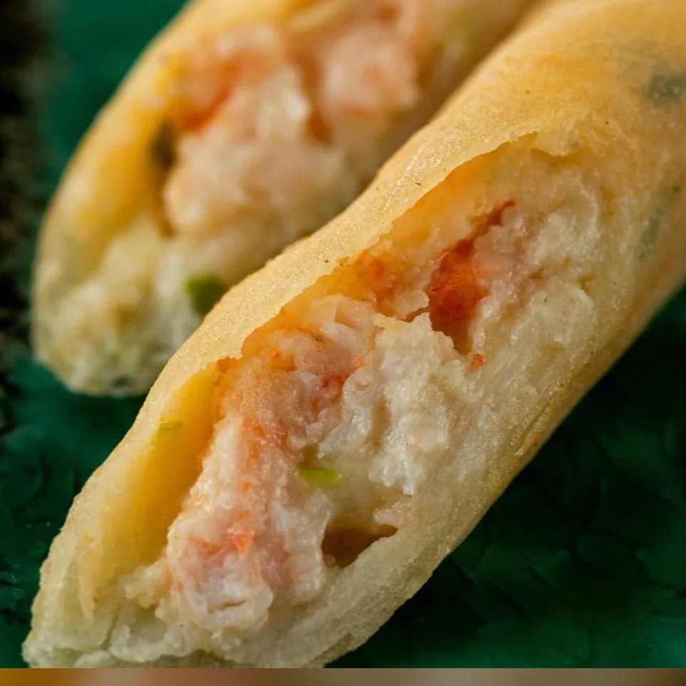 Experimente a crocância e o sabor irresistível do nosso Harumaki de Frango! São 2 unidades recheadas com frango desfiado e temperado, envoltas em uma massa crocante que combina perfeitamente com o recheio suculento. Uma opção saborosa e prática, ideal para quem busca um lanche delicioso e cheio de sabor. Peça agora e saboreie essa deliciosa combinação diretamente no conforto da sua casa!  --------