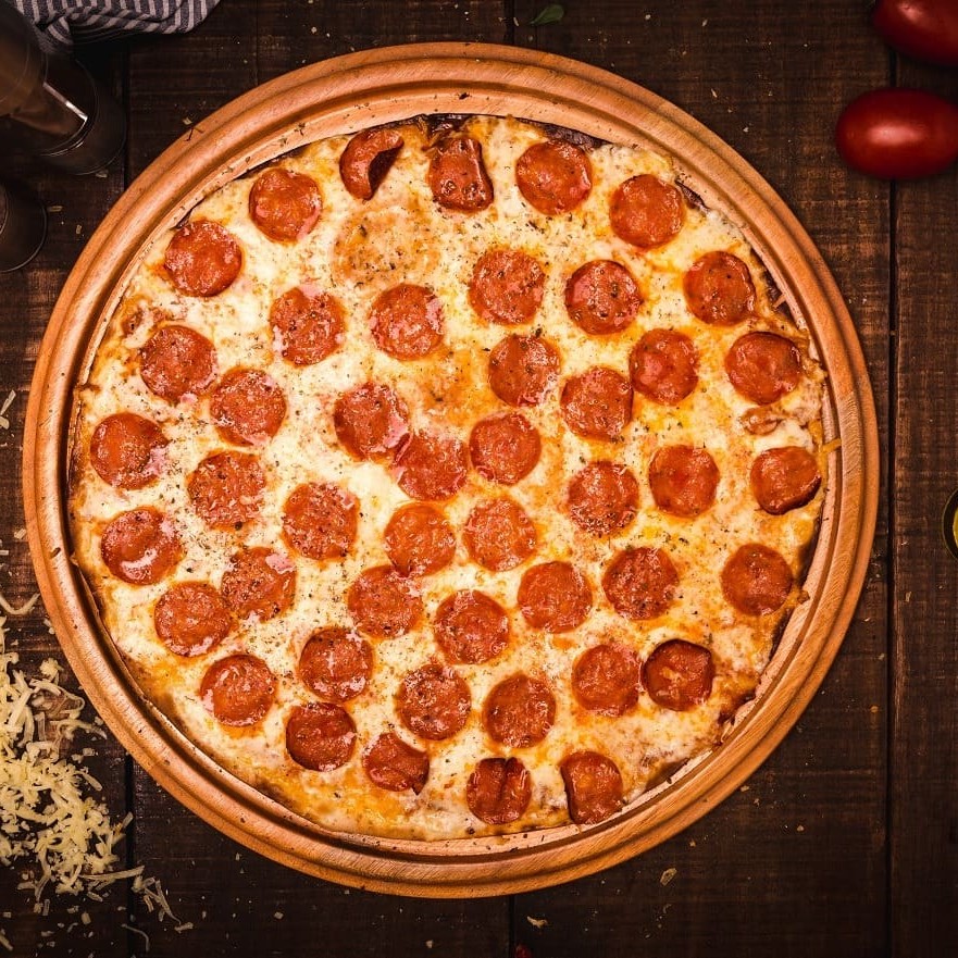 Essa é a clássica pizza norte americana. Muita mussarela e bastante pepperoni.