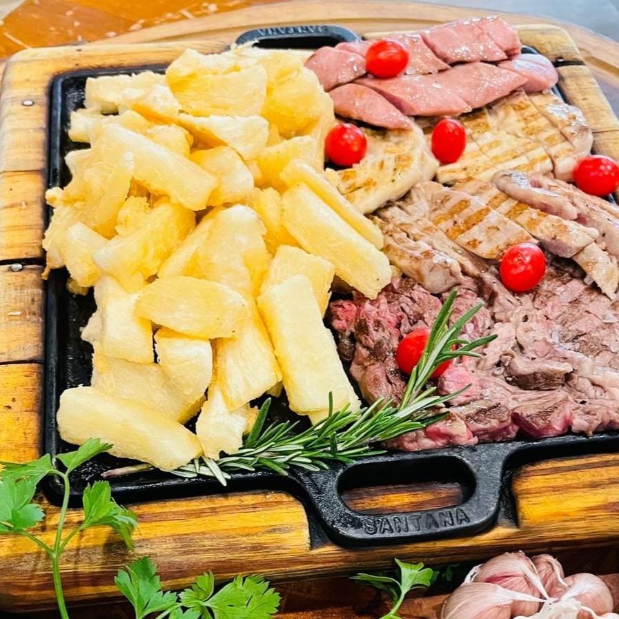 Misto Fatiado Com Fritas Ou Aipim Um Bife De Boi Um Filé Suino Um Filé De Frango E Uma Linguiça Toscana Molho E Farofa E Creme De Alho Com Ervas Finas