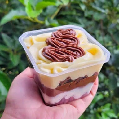 Massa de chocolate super fofinha com recheio de mousse, brigadeiro de chocolate Nutella. (Pote 250ml)