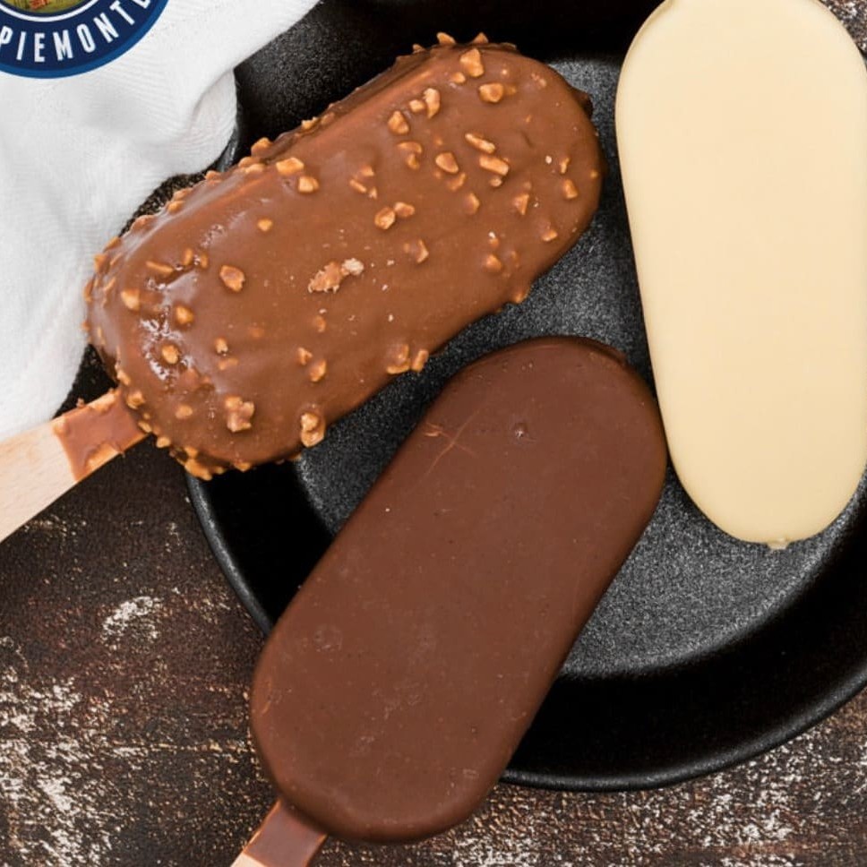 Nosso delicioso sorvete italiano no palito, coberto com uma casquinha incrível de chocolate.