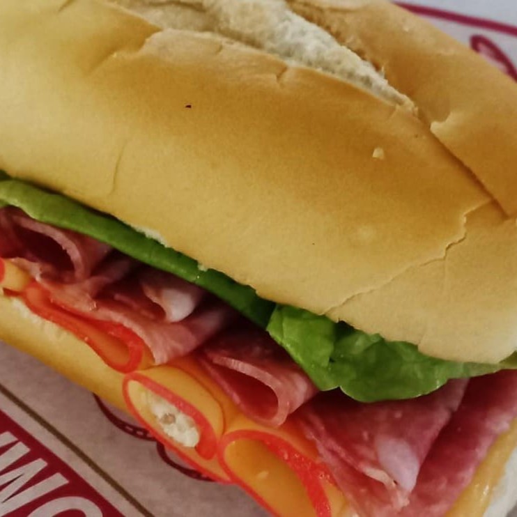 Descubra o nosso Sanduíche de Queijo Bola com Salame, uma explosão de sabores inigualável na categoria de Sanduíches. O queijo bola, cremoso e suculento, se une perfeitamente ao salame aromatizado e picante, criando uma combinação que é um verdadeiro deleite para o paladar. A crocância refrescante da alface e o doce suculento do tomate adicionam uma complexidade de texturas e sabores que tornam cada mordida uma experiência única. Este sanduíche é um prazer indulgente que você não vai querer perder!