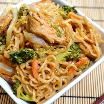 Deliciosa macarronada oriental com frango, repolho e cenoura ao molho e óleo de gergelim. Vai com 500g.