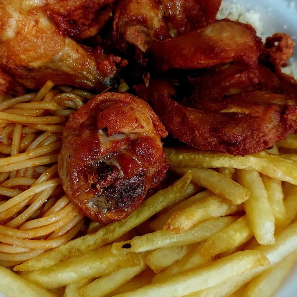 Delicioso Frango à Passarinho, crocante por fora e suculento por dentro, acompanhado de um trio imbatível: feijão bem temperadinho, arroz soltinho e macarrão ao molho. Para agregar ainda mais sabor, temos a farofa, levemente crocante. Todas as refeições são acompanhadas por 1 Guaracrac, bebida refrescante e perfeita para complementar sua refeição. E ainda, você tem a liberdade de escolher um acompanhamento extra para tornar seu almoço ainda mais completo e saboroso. Experimente!