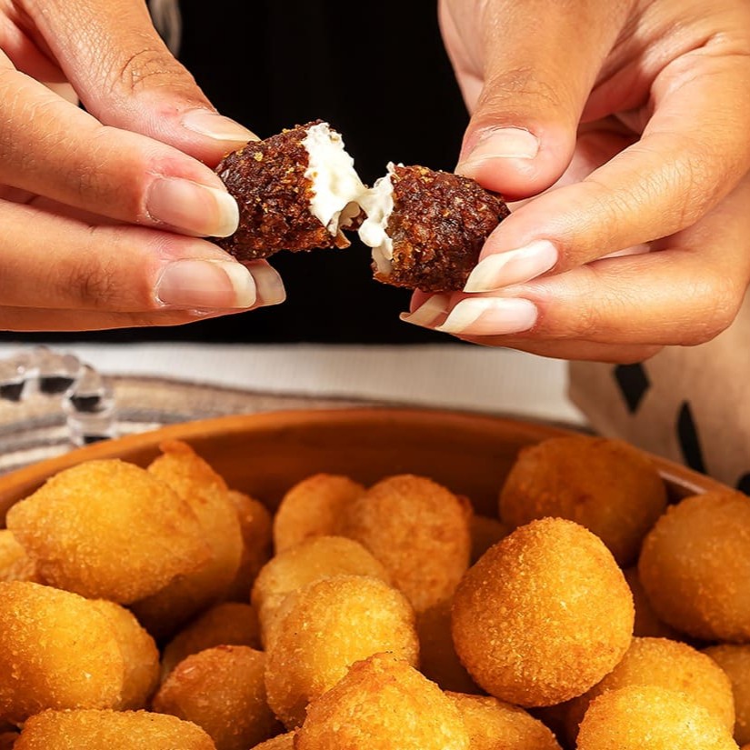 300 Salgadinhos de festa bem gostosos, crocantes e sequinhos. Considerados pelos clientes os melhores da região. (Aprox. 15g)