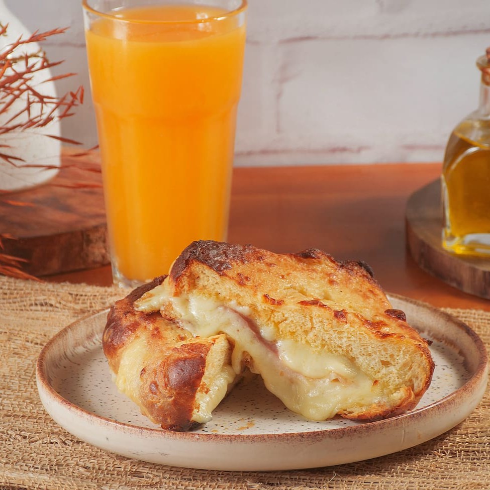 Delicie-se com nosso delicioso sanduíche quente e crocante, Acompanhado de uma bebida de sua preferência, para proporcionar frescor e vitaminas. Uma opção prática e saborosa de refeição para qualquer hora do Dia!