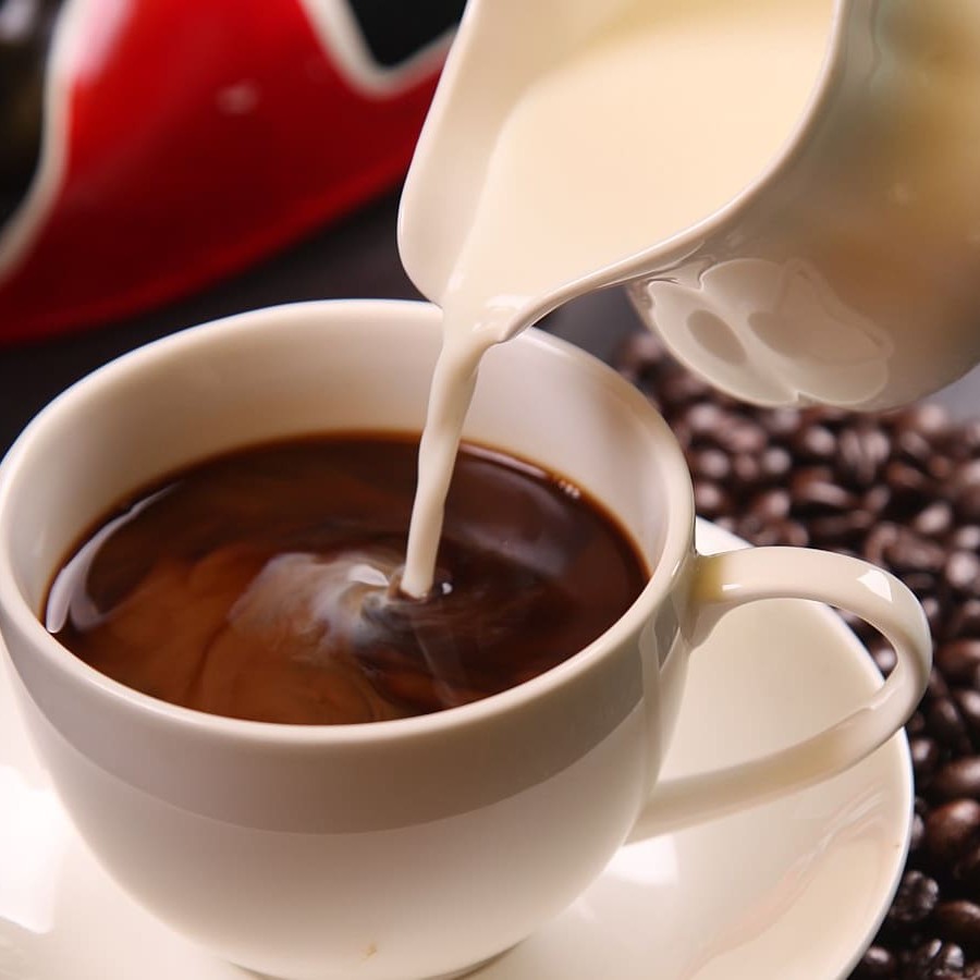 Café Pilão coado individualmente. Leite quente e espumoso. Sem açúcar Acompanha 2 sachês para adoçar Aprox. 200ml