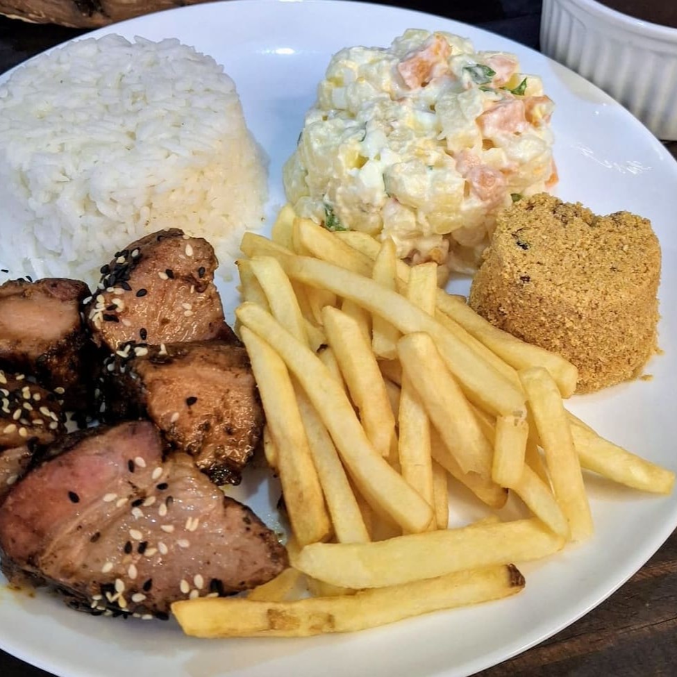 Saboreie nossa barriga de porco cuidadosamente defumada no dry rub por 3 horas e meia, e servida com o saboroso molho Glaze da casa. Acompanha arroz, feijão fresquinho, farofa de bacon, maionese e para dar mais sabor escolha os seus acompanhamentos.