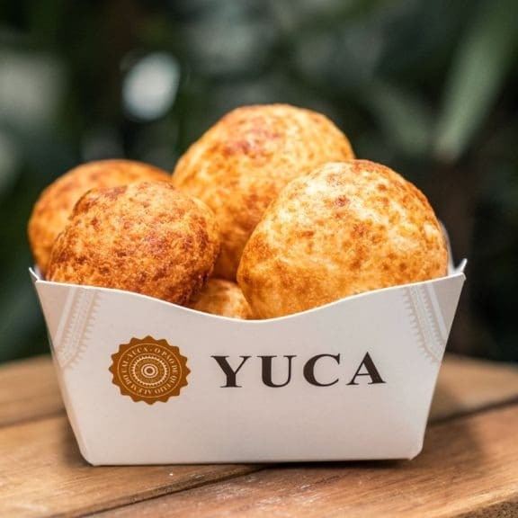 Pão de Queijo feito com Tapioca, coberto com parmesão e recheado com cream cheese!!