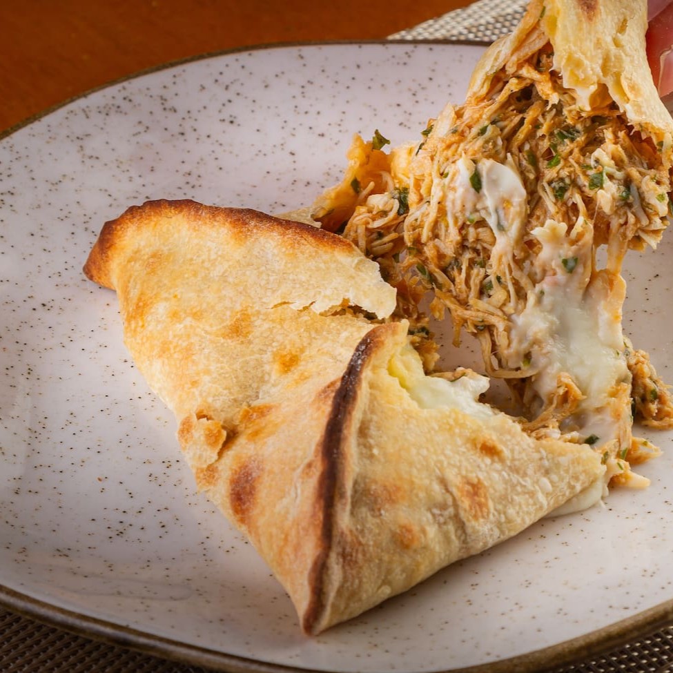 Deliciosa esfiha de frango com Catupiry