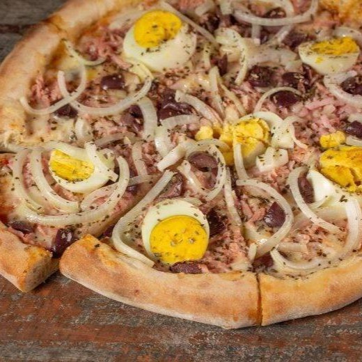 A autêntica portuguesa com um toque da casa: ovos frescos, suculentos tomates cereja da nossa horta, cebola fininha e azeitonas selecionadas. Uma explosão de sabores em cada fatia!