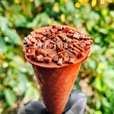 Cone Trufado com recheio de chocolate finalizado com granulado chocolate ao leite. (Peso aproximado 80gr)