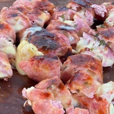 Deliciosa linguiça suina recheada com queijo coalho.