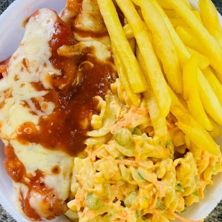 Filé de frango à milanesa, coberto por uma camada de queijo, banhado por molho de tomate caseiro e uma pitada de orégano na finalização. - Campeão de vendas em nosso delivery. Acompanha arroz, feijão e farofa. Escolha entre: purê, macarronese, fritas ou salada.  Obs.:  - Embalagem Pt102. - Ideal para 1 pessoa. Esperamos que você tenha uma excelente refeição!  Tag: Parmegiana de frango.