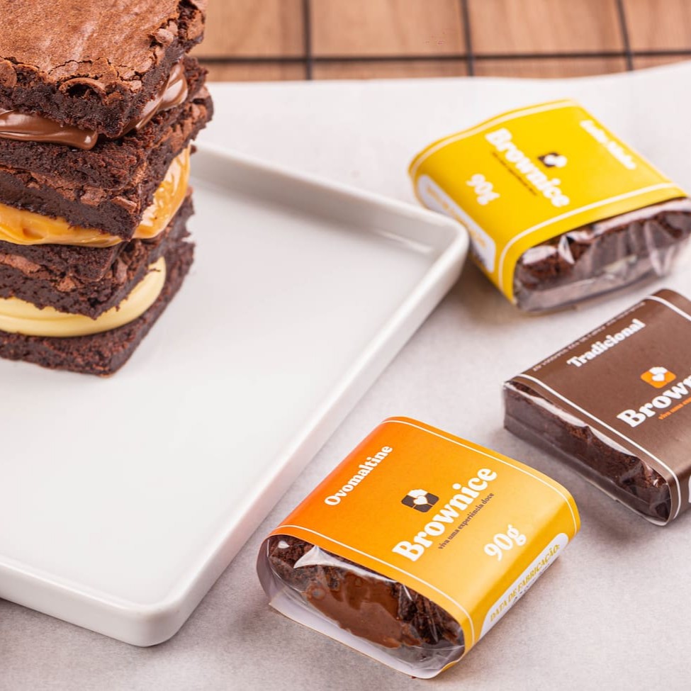 Imperdível 5 brownies com desconto especial. Obs 1: a Brownice não altera nenhum produto ou retira/adiciona ingrediente. Obs 2: produto de consumo imediato. Obs 3: o produto pode vir com vencimento  do mesmo Dia. Contém Glúten e Lactose. Alérgicos: Contém Ovo e Derivados do Trigo, Leite e Soja. Pode Conter: Centeio, Cevada, Aveia, Triticale, Amendoi, Amêndoa, Avelã, Castanha de Caju, Castanha do P