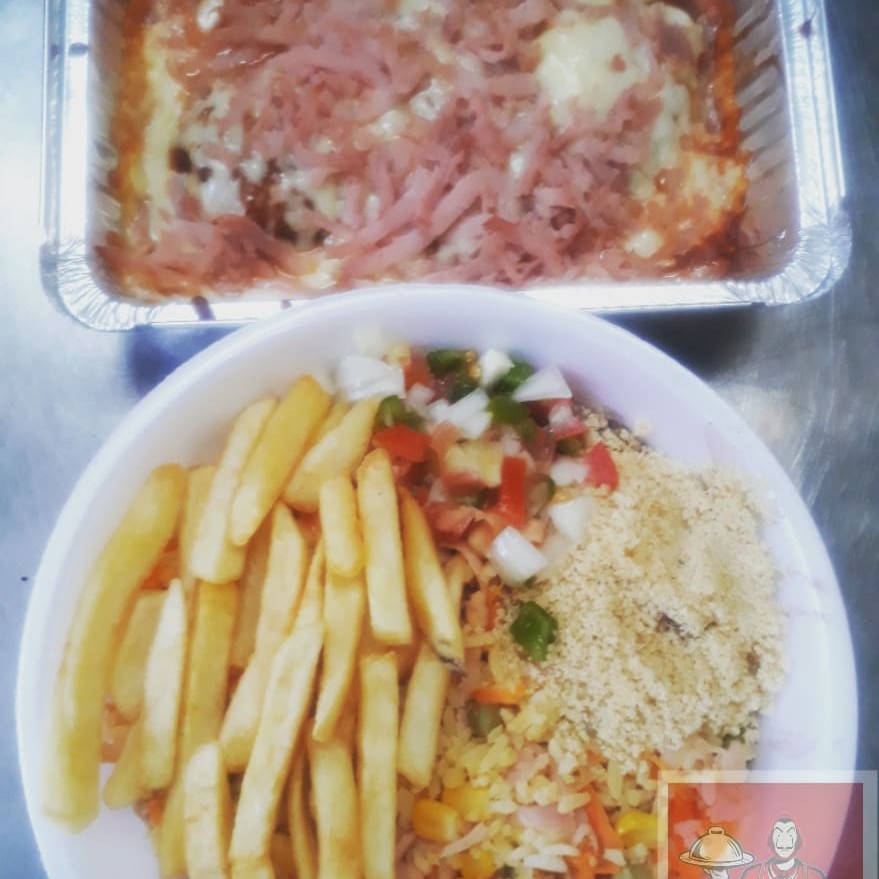 Acompanha arroz branco ou á grega, feijão, farofa (farinha temperada), molho á campanha e batata frita ou purê.