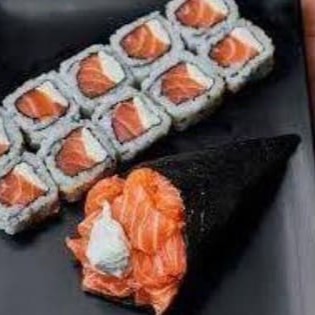 "Experimente a perfeição em cada mordida com nosso ""Mega Combo Filadélfia"" - uma mistura deliciosa de 10 sushis Filadélfia com um Temaki Koni Filadélfia irresistível! Deixe-se seduzir pelos sabores únicos e texturas inigualáveis de cada peça, enquanto sua fome é saciada por essa refeição poderosa e saborosa. Não perca mais tempo, experimente agora mesmo!"