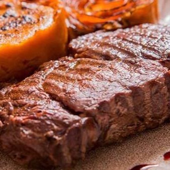 O bife ancho é um corte de origem argentina que tem conquistado os brasileiros, tendo como caraterística principal o marmoreio (gordura entremeada na carne). Seu nome significa “bife largo” pois deve ser consumido em bifes com cerca de 2 dedos de espessura.   - prato composto por aproximadamente 800 a 900gr de ancho angus e acompanhamento completo a sua escolha (arroz, farofa, molho vinagrete, batata palito e até o feijão se optar por ele)
