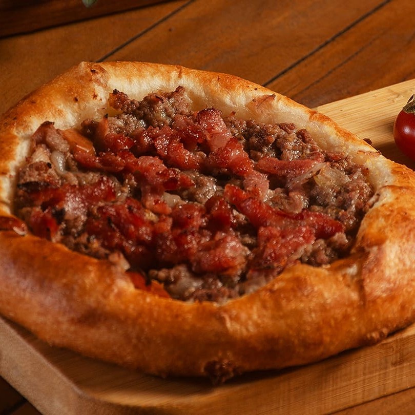 Carne artesanal com calabresa ralada