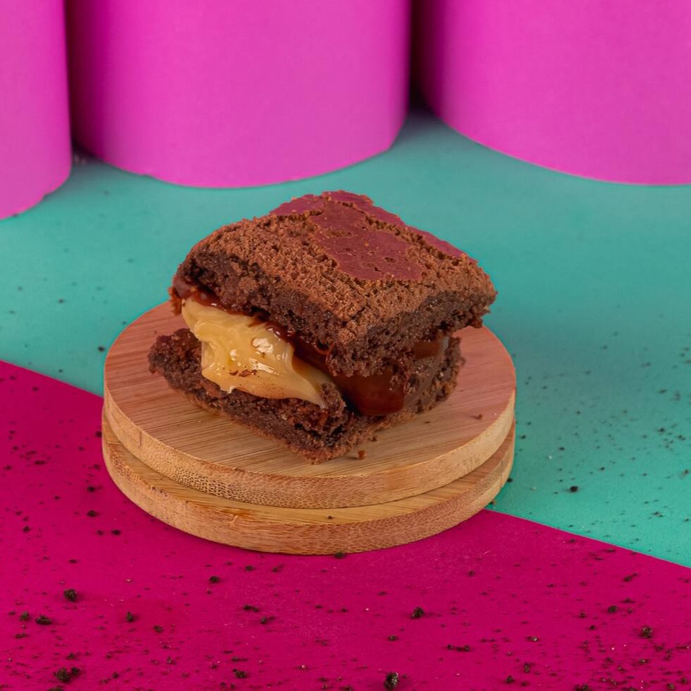 Nosso saboroso brownie com um recheio especial de doce de leite.