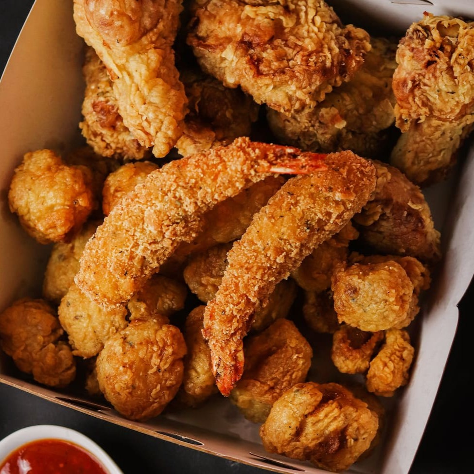 Delicioso Mix com Frango, Isca de Peixe e Camarão. Esse Combo contém 3 Unidades de Camarão Rosa Empanado.