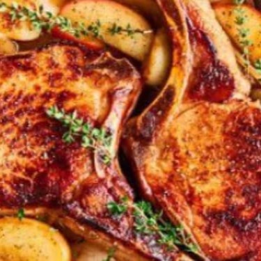 Delicie-se com o nosso suculento Carré Suino acompanhado por um delicioso arroz, feijão cremoso e macarrão al dente. Para dar aquele toque especial, acrescentamos uma crocante farofa e um toque de frescor com alface e tomate. Nossa combinação única de sabores e texturas é garantia de uma refeição completa e saborosa que vai conquistar o seu paladar. Experimente agora!