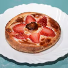 Chocolate branco forneável com pétalas de morango.