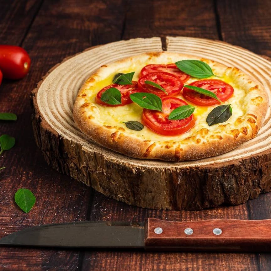 Queijo muçarela,tomate e manjericão. Tamanho: 20 cm.