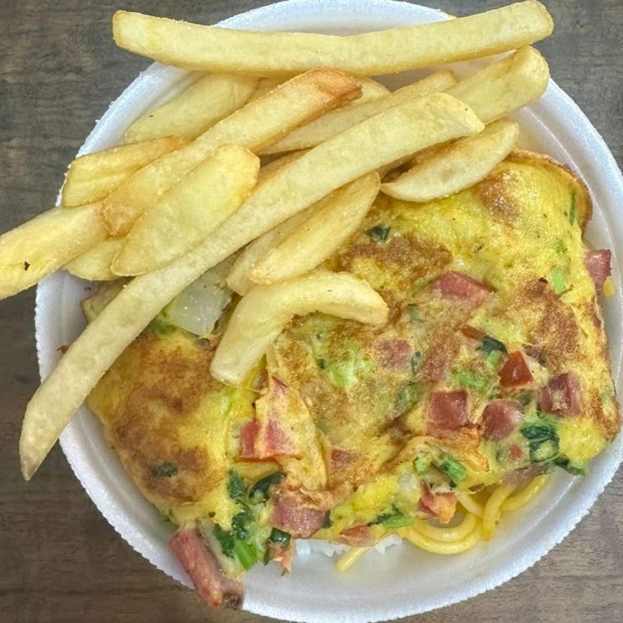 Delicie-se com a nossa Omelete G, uma opção repleta de sabor da nossa categoria 'Quentinhas Grande'. Este prato é composto por um arroz soltinho e bem temperado, um feijão caseiro que é cozido lentamente para garantir a textura e o sabor perfeitos, e um macarrão al dente que promete agradar até os paladares mais exigentes. Acompanha uma farofa crocante e dourada, e ainda temos a opção de um acompanhamento extra à sua escolha, tornando essa refeição ainda mais completa e personalizada ao seu gosto.