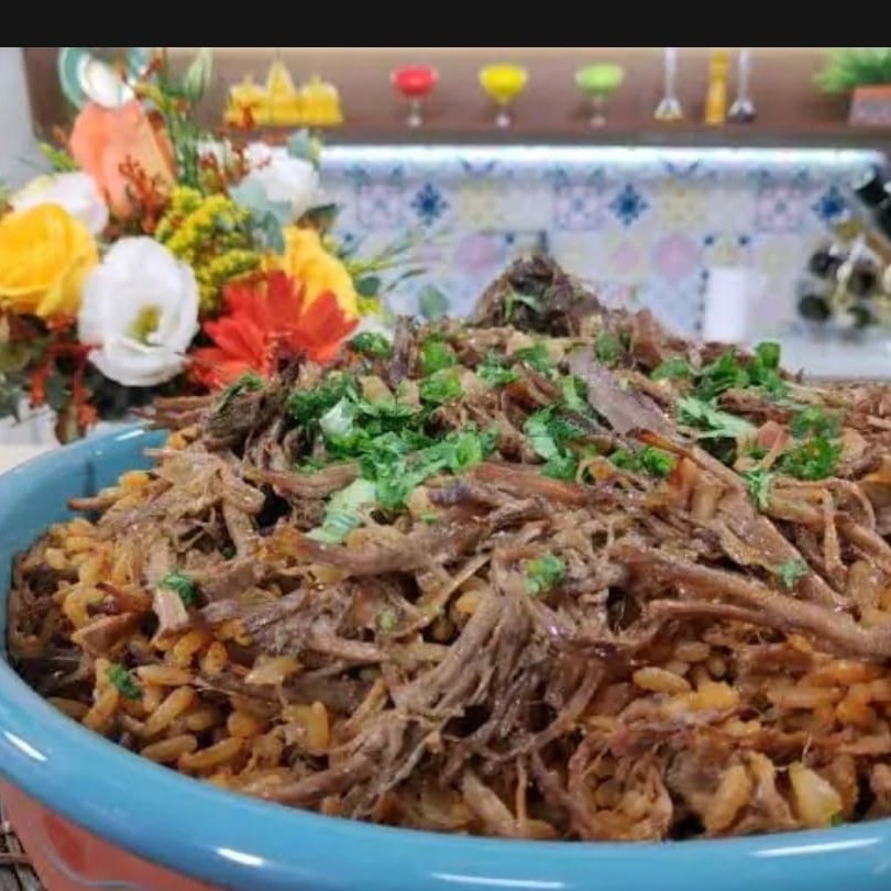 Arroz de Costela Premium desfiada com cebola e temperos da casa! Uma verdadeira explosão de sabores! Irresistível! Aprox. 600g Serve até 2 pessoas Imagem meramente ilustrativa!