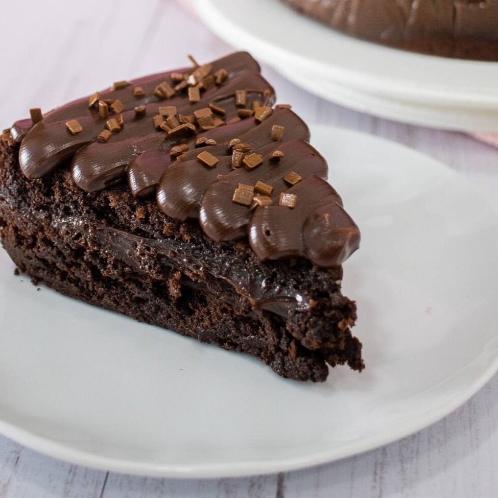Massa brownie com recheio e cobertura de brigadeiro ao leite! Finalizado com confeitos chocolate ao leite.