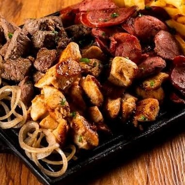 Acompanha: Iscas De Carne, Iscas De Frango, Linguiça De Churrasco Arroz, Farofa Da Casa, Batata Frita E Molho Vinagrete.