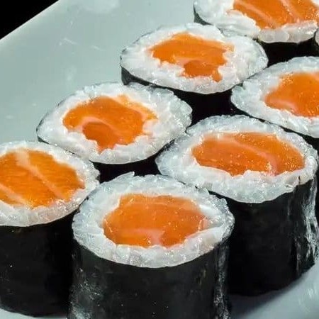 Hossomaki de salmão é um enrolado de salmão cru com arroz por dentro enrolado com alga marinha por fora