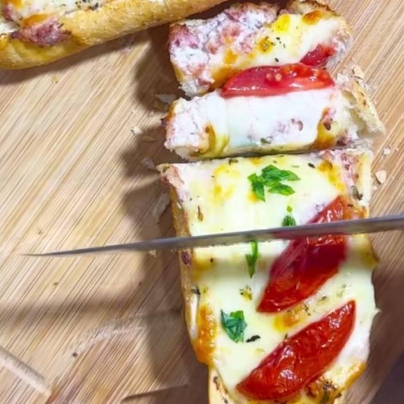 Queijo Calabresa queijo requeijão uma fatia de pão de sal , tomate e orégano